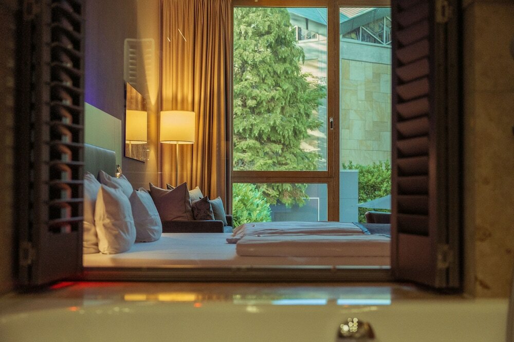 Фото Qube Hotel Bergheim