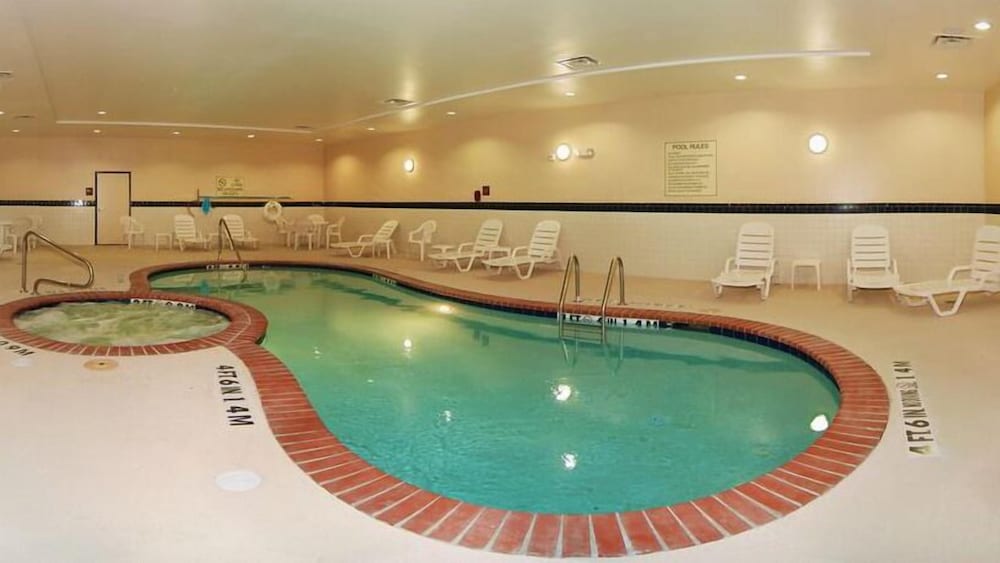 Фото Quality Suites Near Cedar Creek Lake