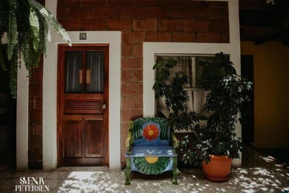 Фото Yellow House - Hostel