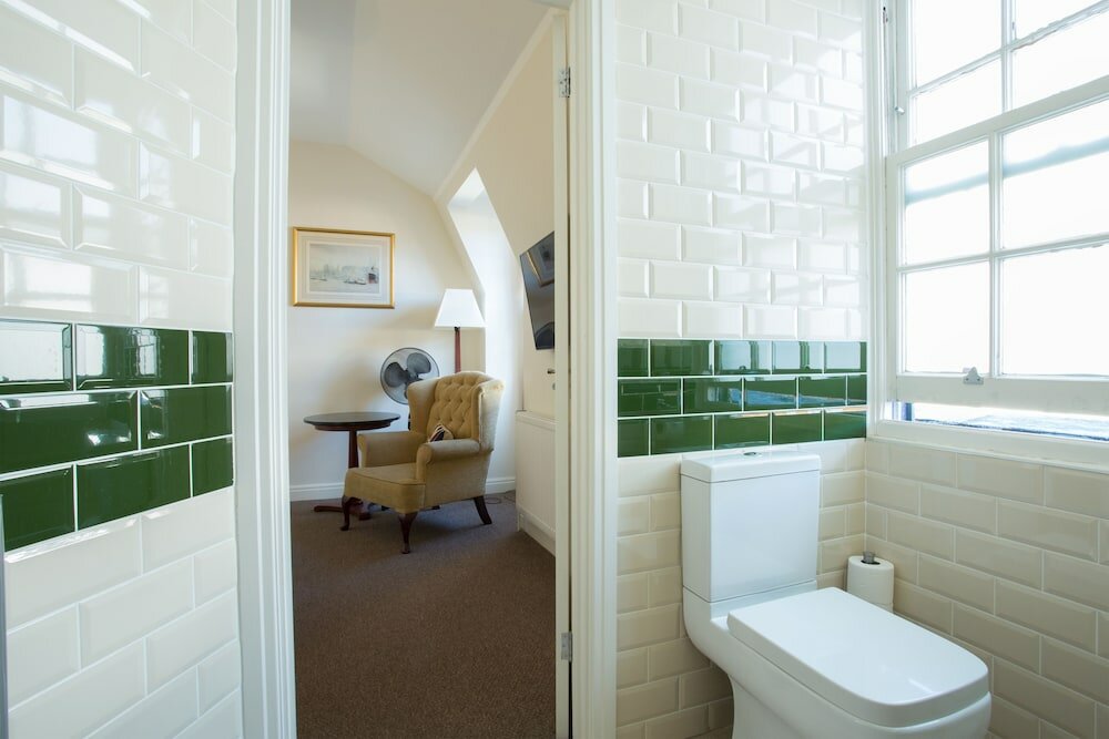 Фото The Captain Cook Hotel