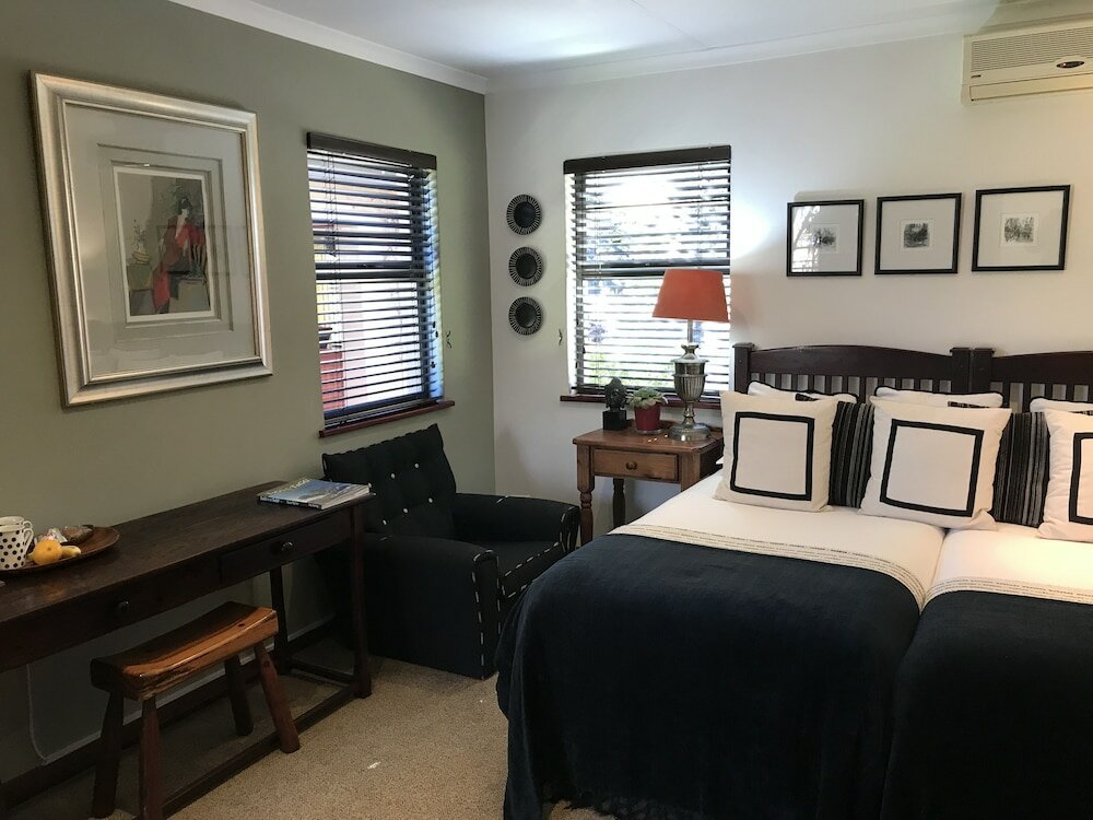 Фото The Crown Guesthouse