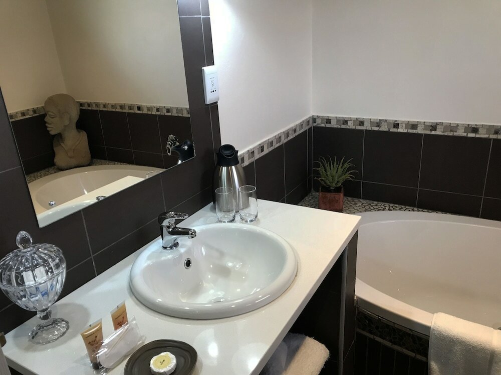 Фото The Crown Guesthouse