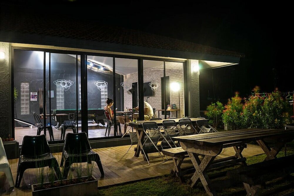 Фото Monkey Dive Yolo Bungalow