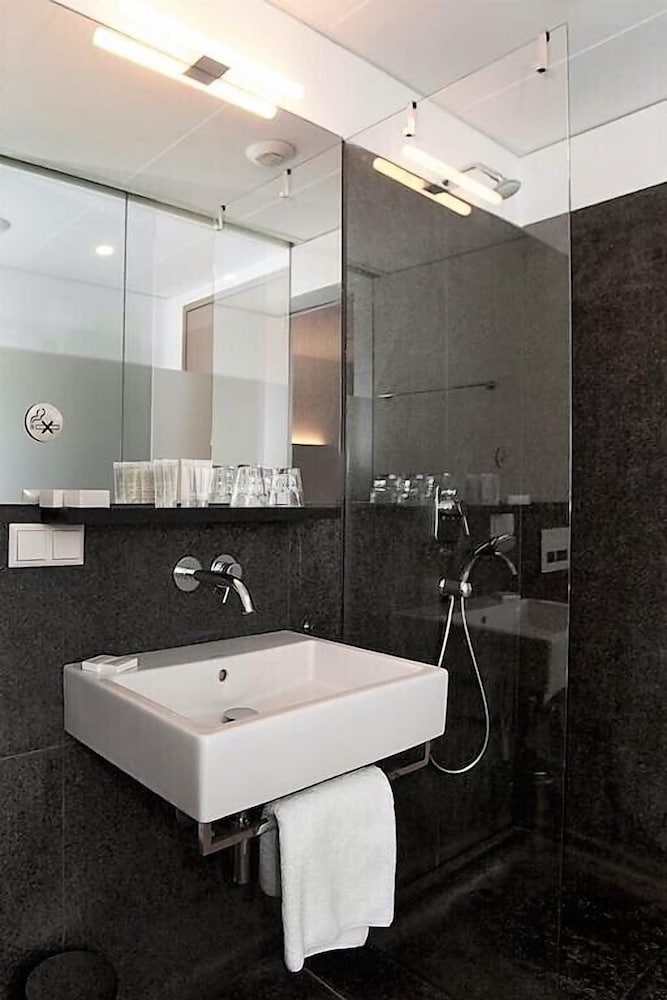 Фото The Bank Hotel