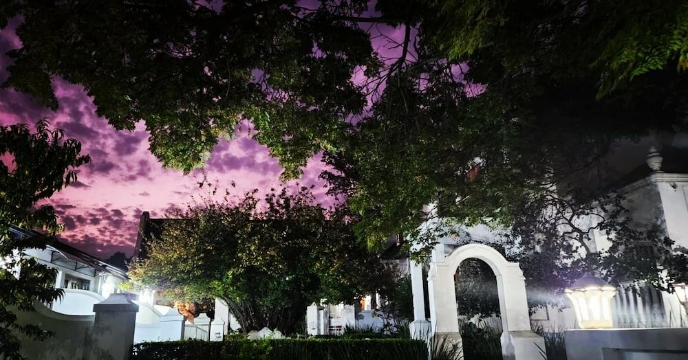 Фото Oak View Manor