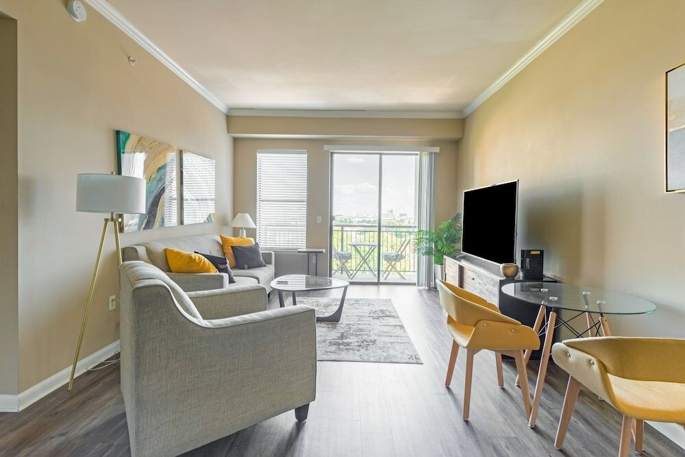 Фото Executive Suite With Pool & Gym