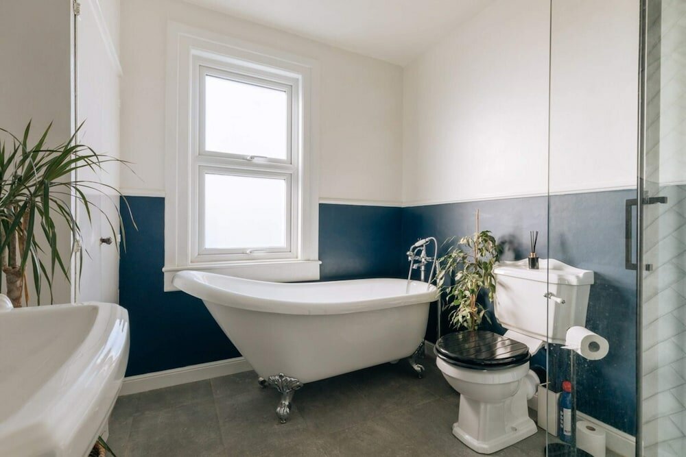 Фото Cosy & Charming 3 Bedroom Terraced Home, Bath!