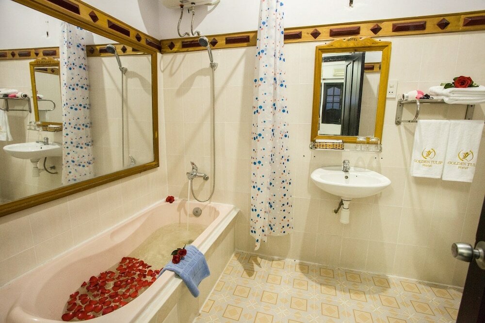 Фото Golden Tulip Hotel