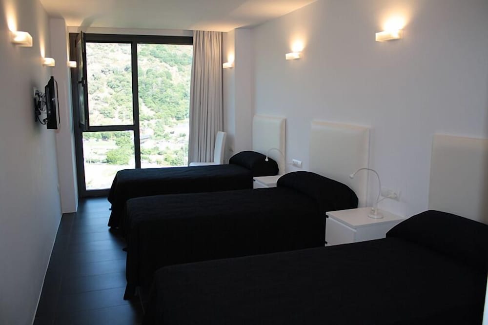 Фото Hostal Tres Campanas