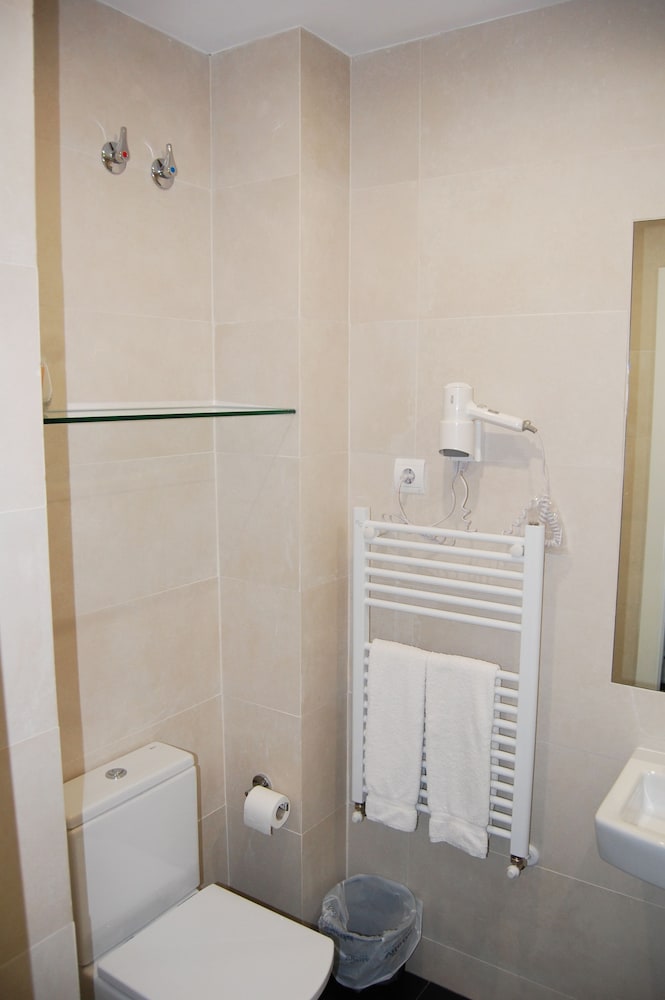 Фото Hostal Tres Campanas