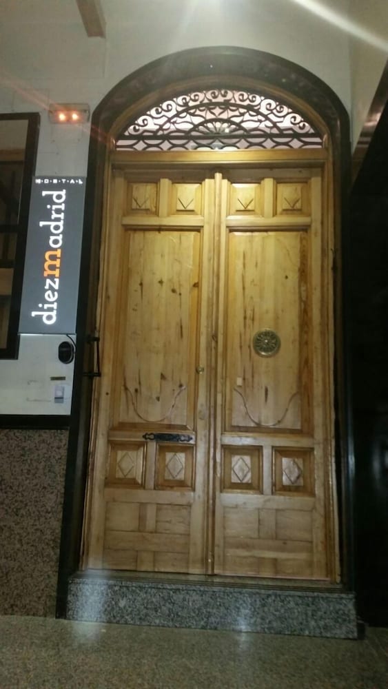 Фото отеля 2