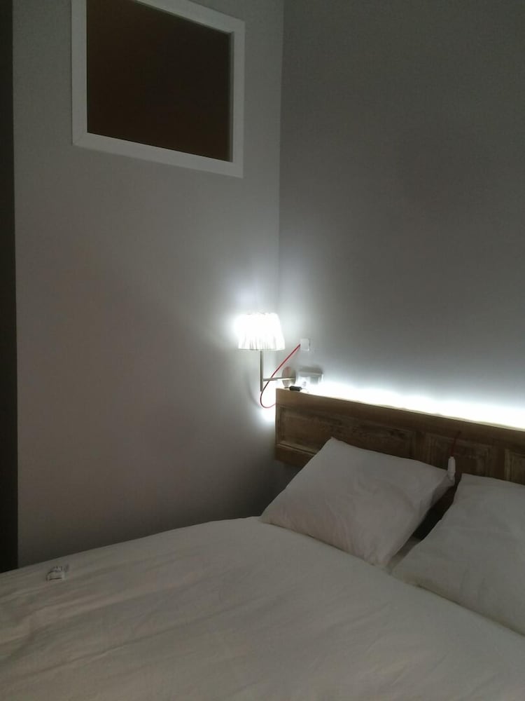 Фото Diezmadrid Hostal