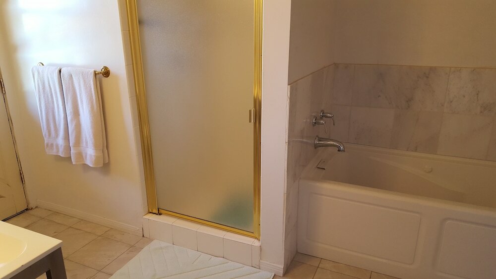 Фото 4 Bedroom Celebrity House with Pool & City View