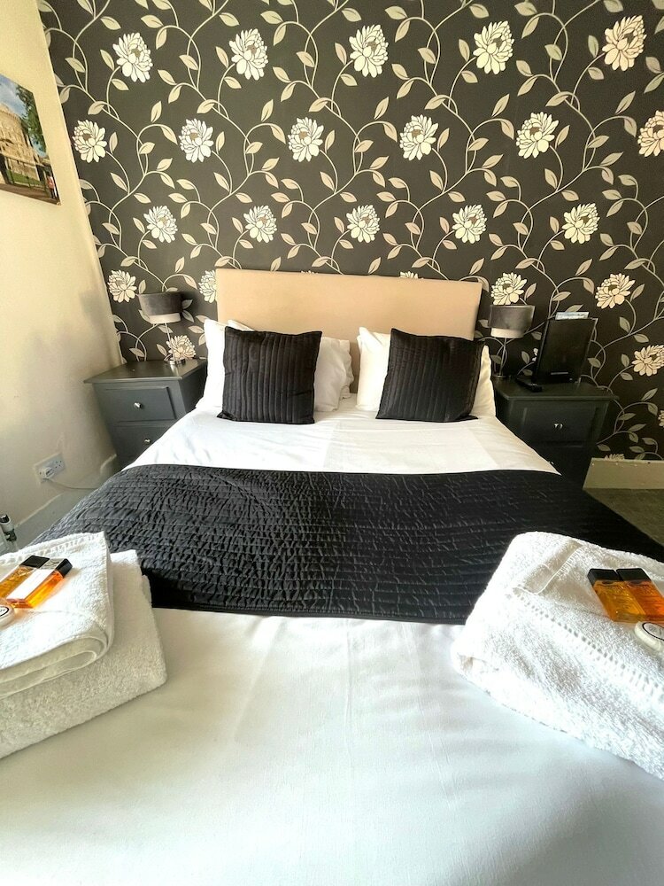 Фото The Crown And Cushion