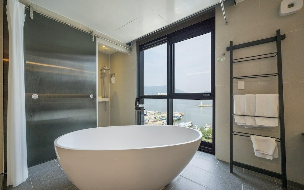 Фото Changwon Jinhae Lewis Hotel