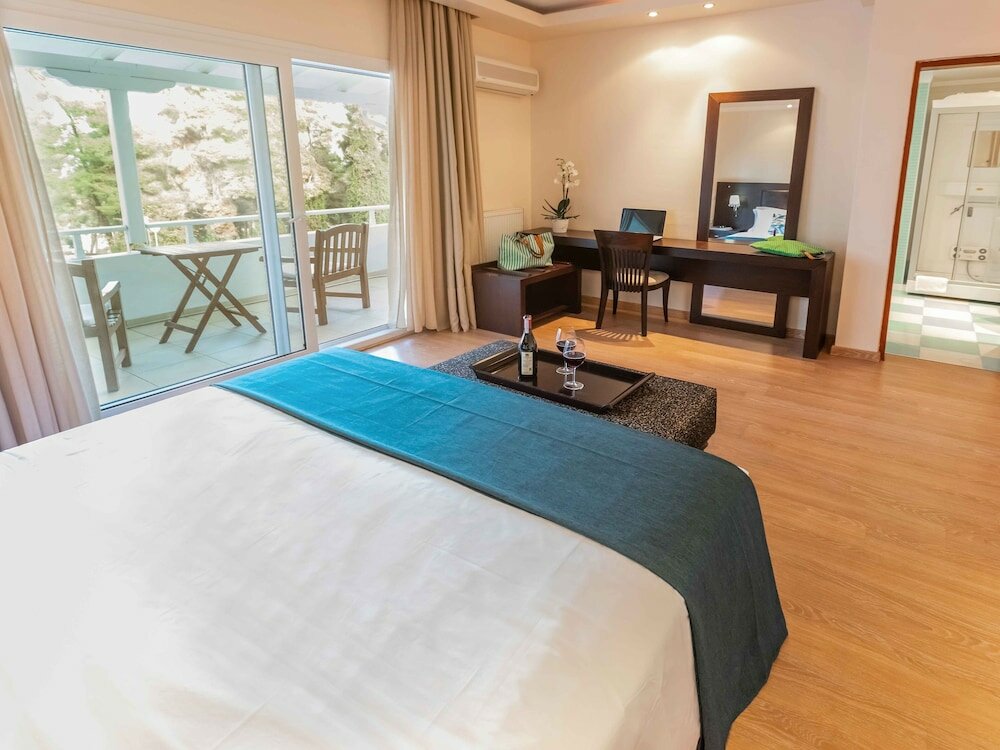 Фото A Private Haven: Hera with Secluded Pool and Garden