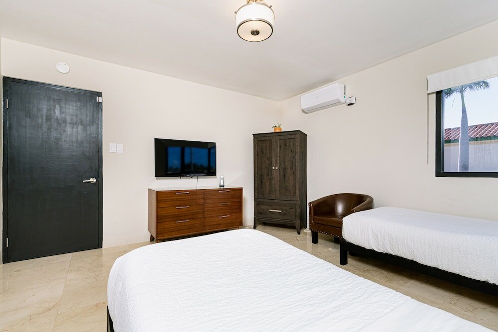 Фото Stunning Villa With Infinity Pool & Outdoor Kitchen! Across From Marriott!