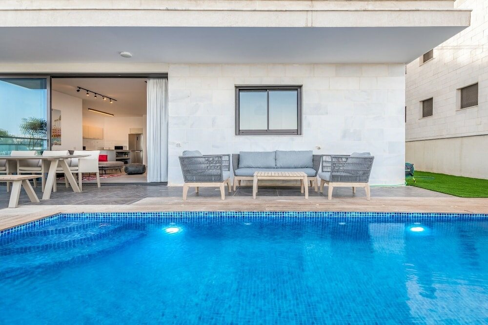 Фото Luxury Garden Apartment Heated Pool