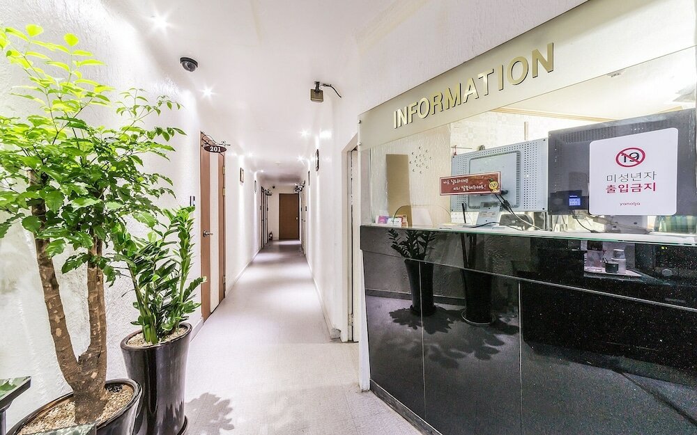 Фото Suwon City Hall Station Rose