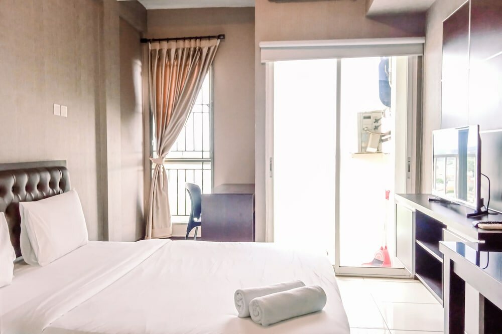 Hotel Comfortable Studio Room near Airport at Skylounge Tamansari Apartment, Tangerang, photo