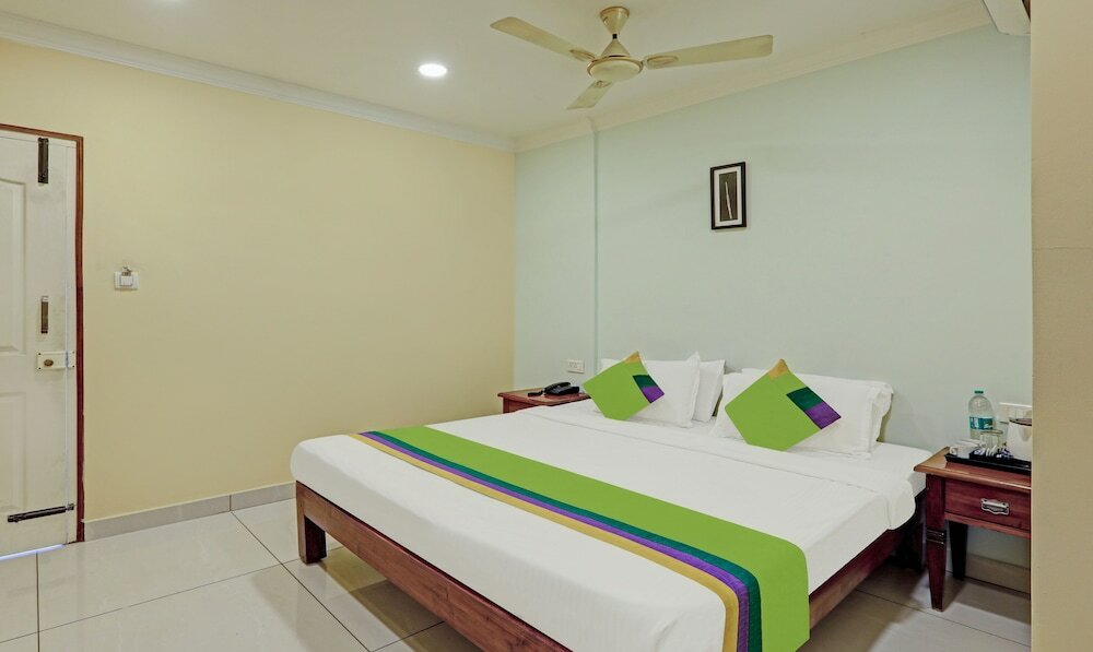 Фото Treebo White Wings