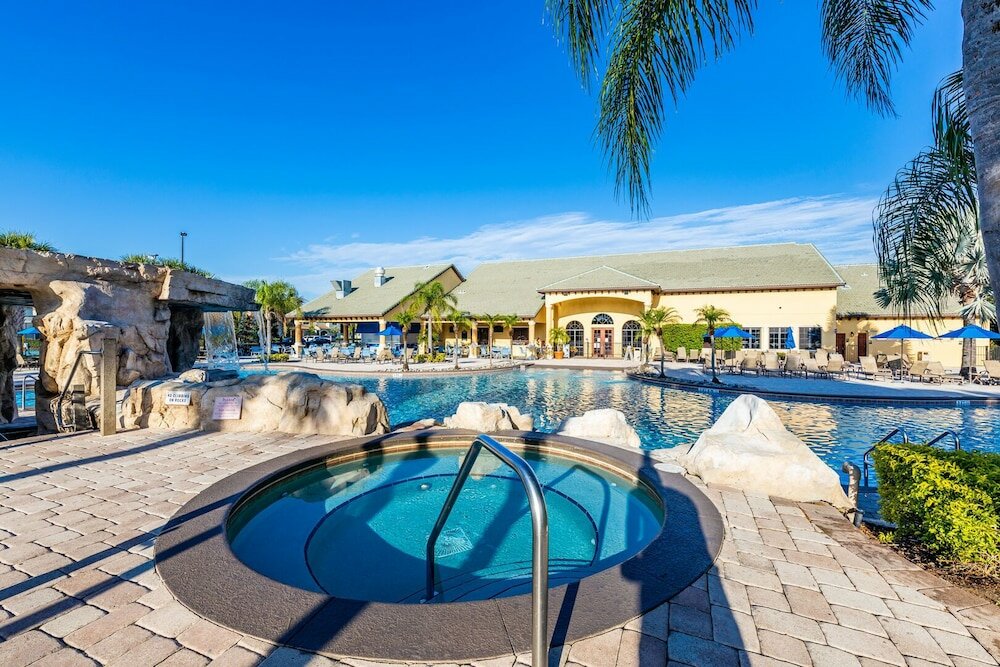 Фото Contemporary 4 Bed 3 Bath Town Home With Upgrades, Private Pool i Close to Disney, Shopping