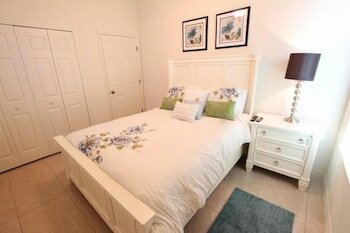 Фото 929 Emerald Green Court Pool! 4 Bedroom Home by Redawning