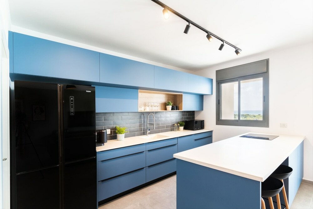 Фото Bright Sunny Holiday Home with Sea Views