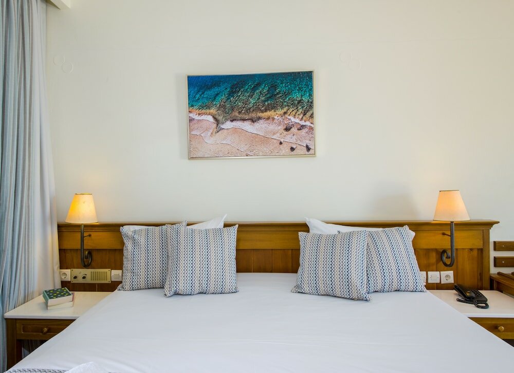 Фото Omega Platanias