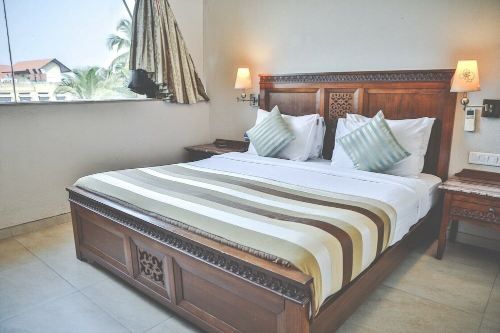 Фото Neelams The Glitz