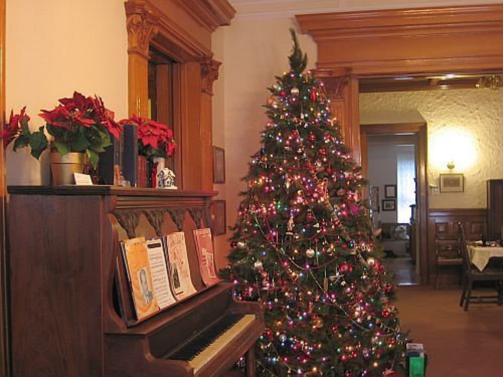 Фото Olde Judge Mansion