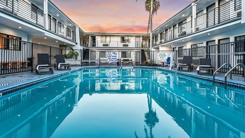 Гостиница Sunset West Hotel, SureStay Collection by Best Western в Лос-Анджелесе