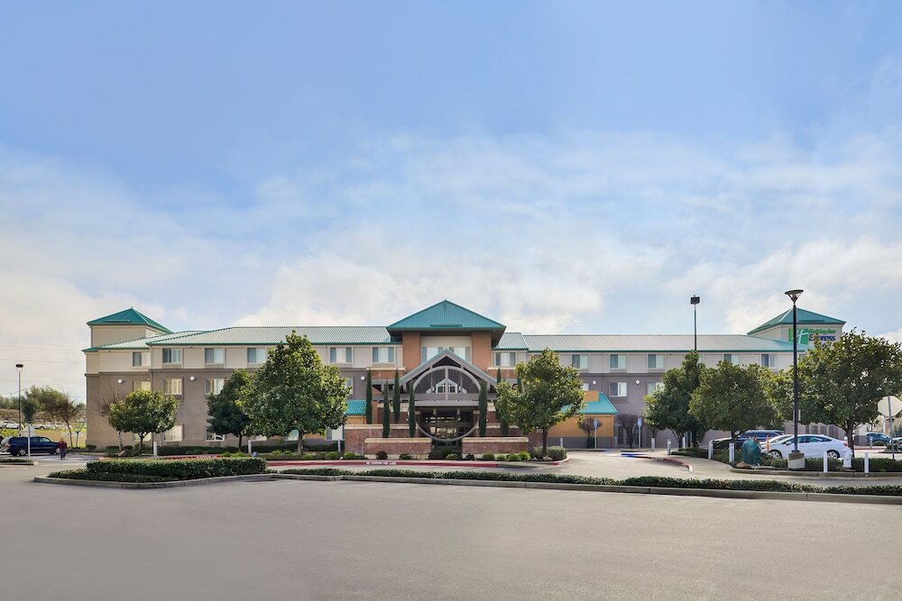 Фото Holiday Inn Express & Suites Elk Grove Central - Hwy 99, an Ihg Hotel