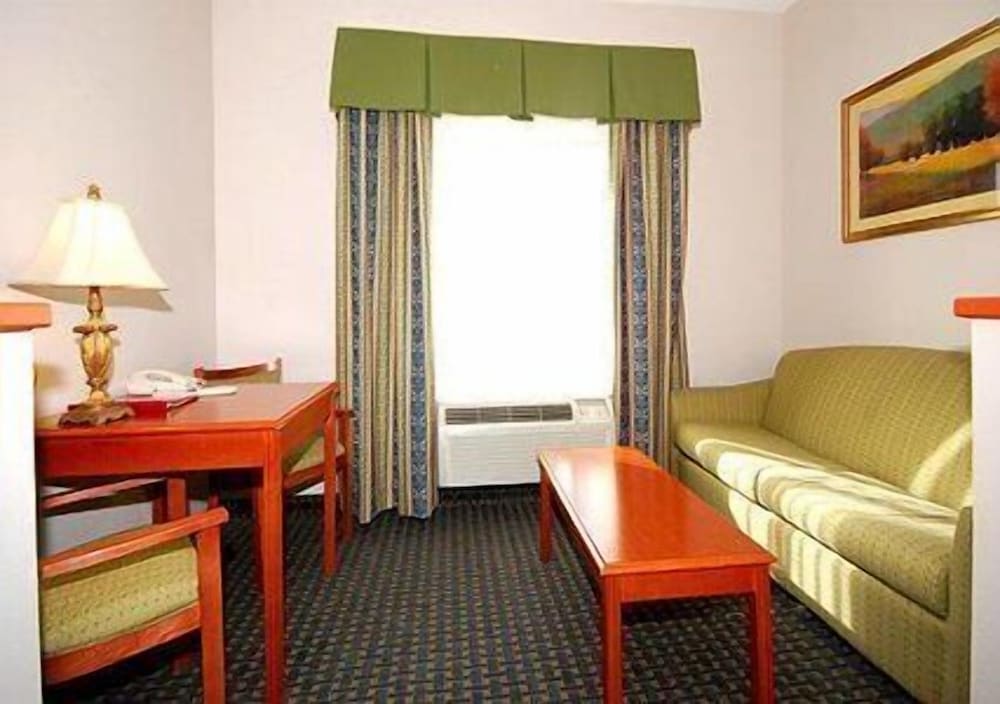 Фото Comfort Suites Fairgrounds West