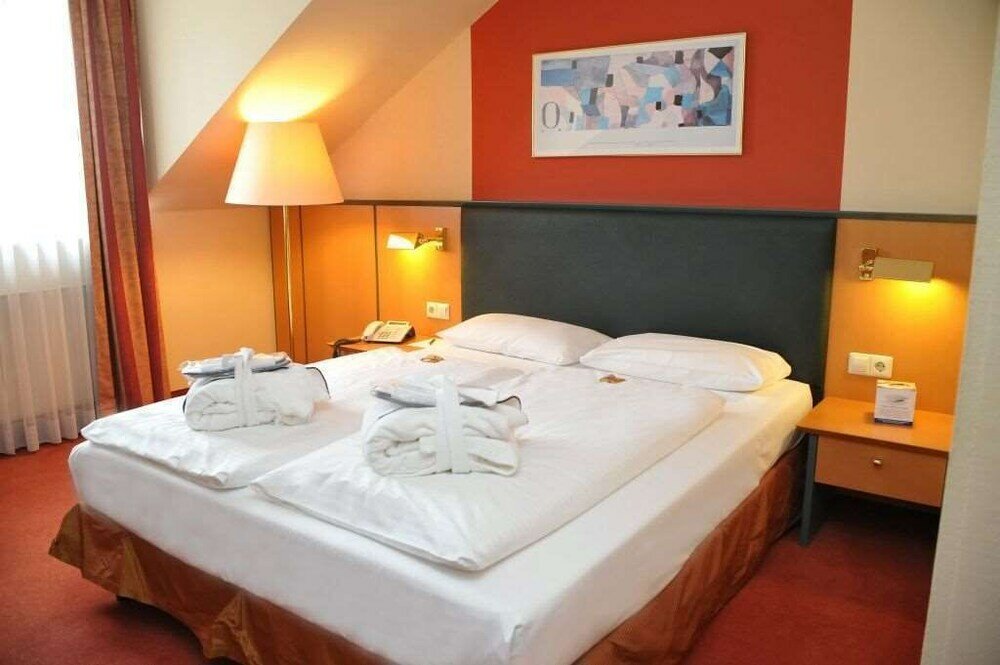 Фото Court Hotel