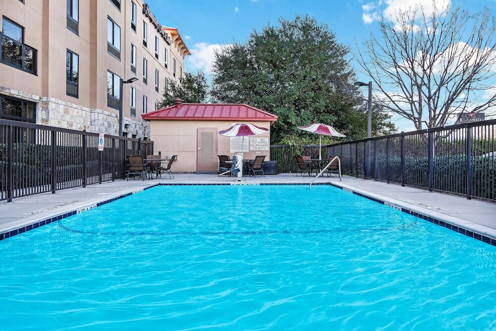 Фото Hampton Inn & Suites San Marcos