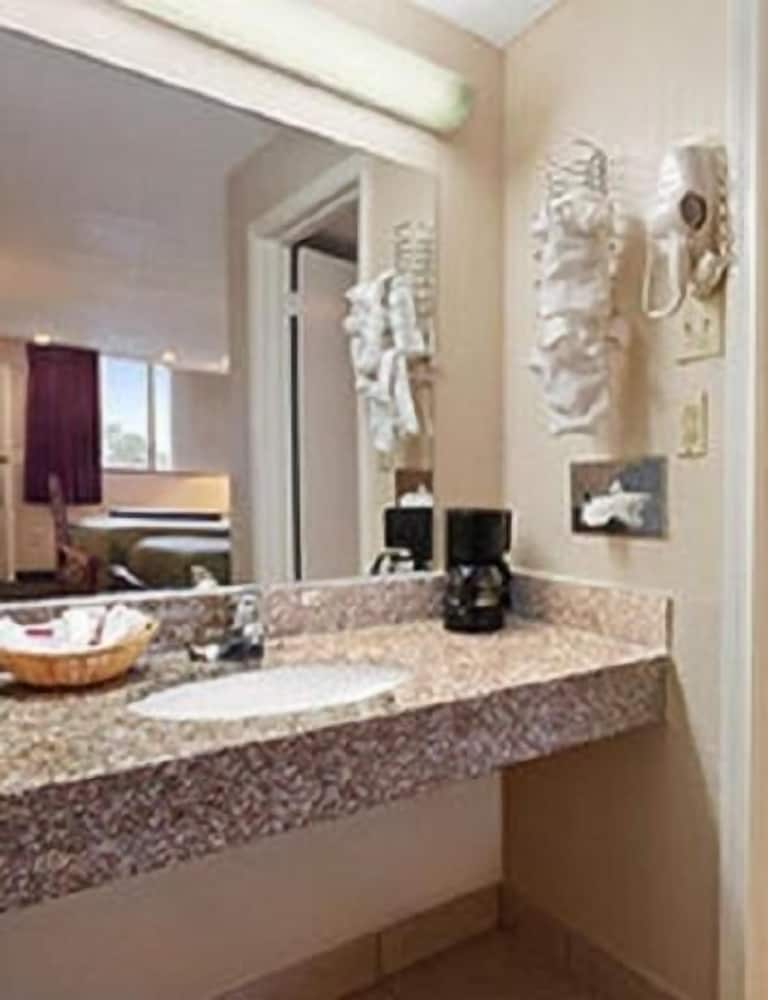 Фото Travelodge by Wyndham New Orleans West Harvey Hotel