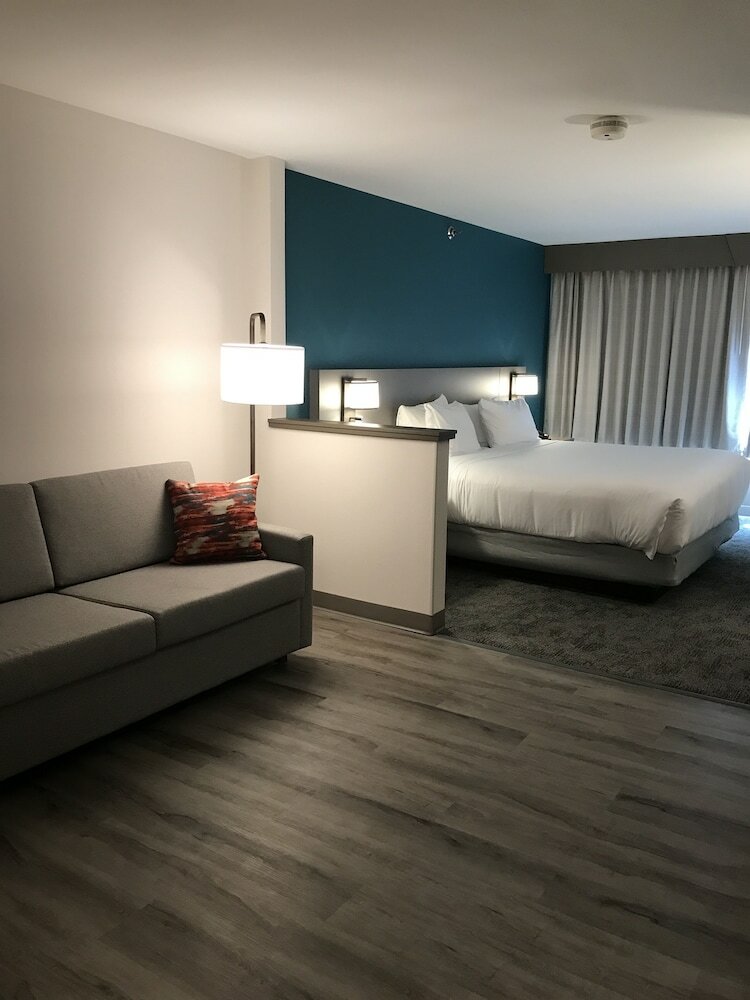 Фото Comfort Inn & Suites Nw Milwaukee