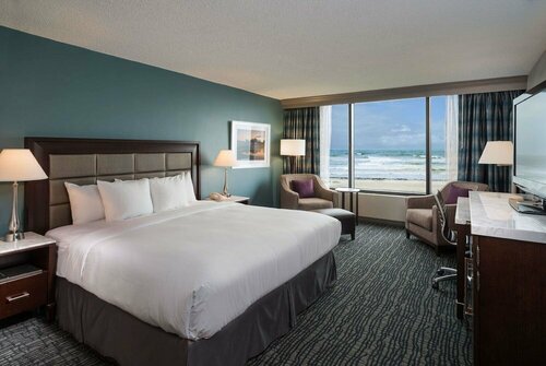 Внешний вид отеля Hilton Cocoa Beach Oceanfront в Коко-Бич, фото 3