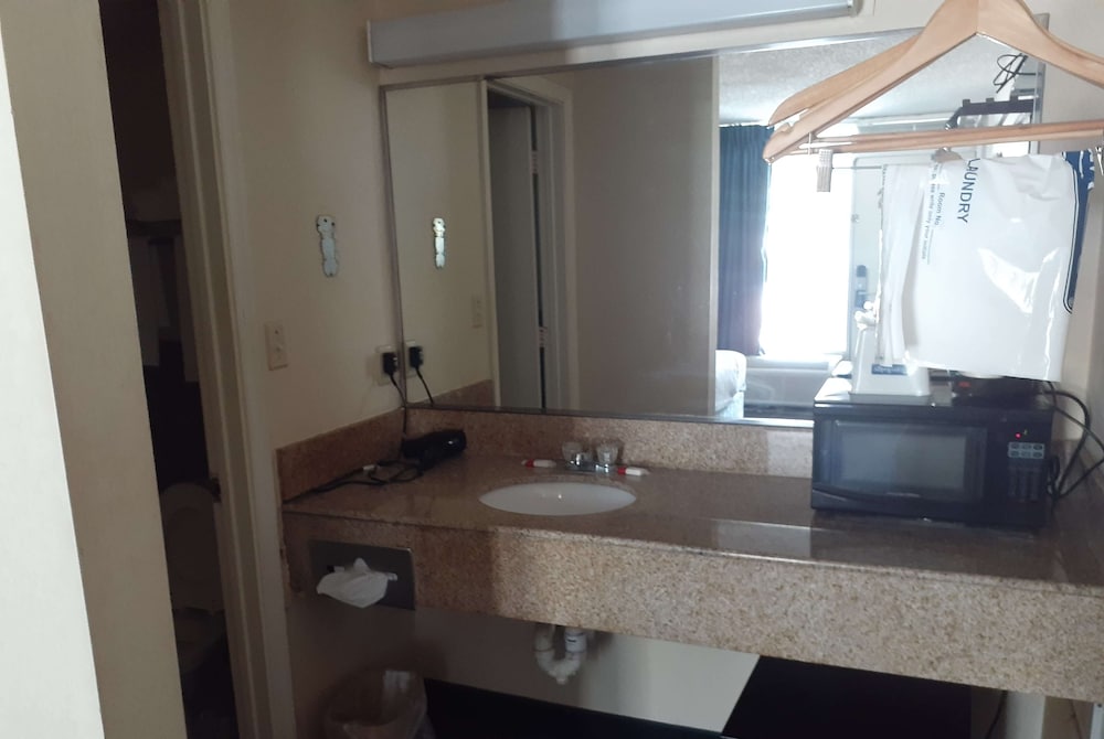 Фото Travelodge by Wyndham Virginia Beach Bay Beach