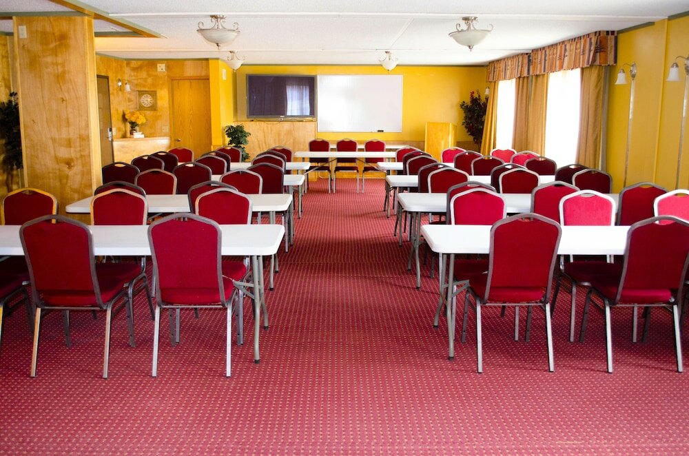 Фото Fireside Inn & Suites