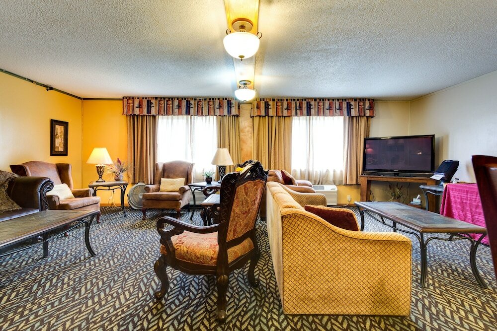 Фото Fireside Inn & Suites