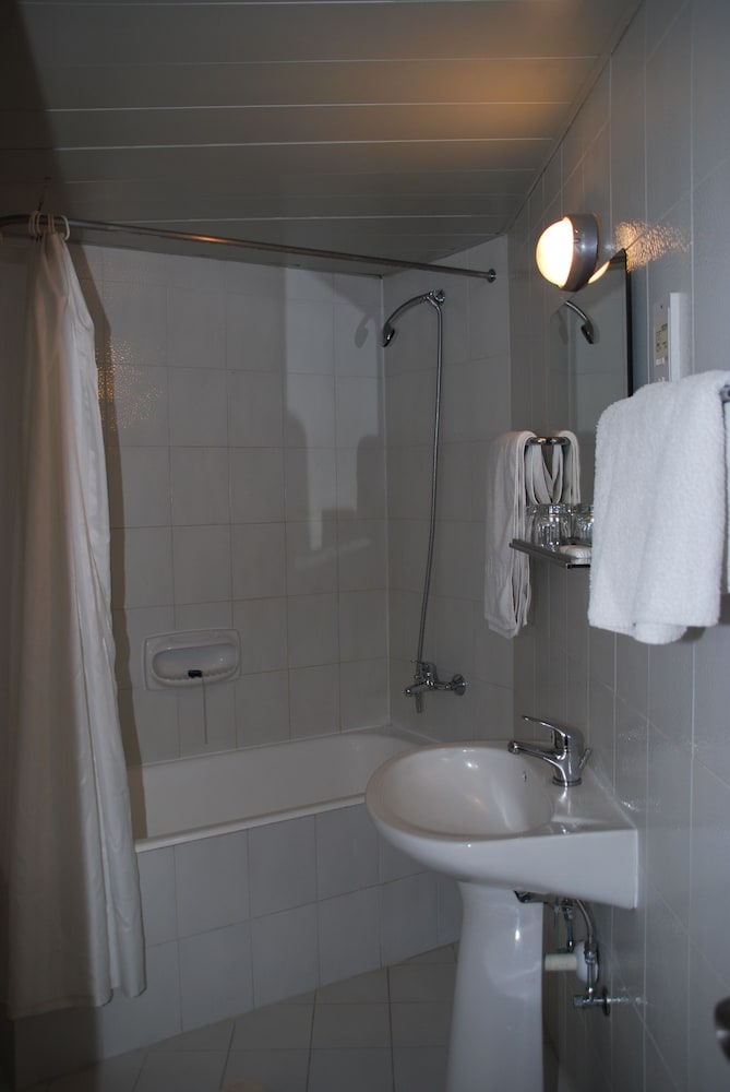 Фото The Caravel Hotel