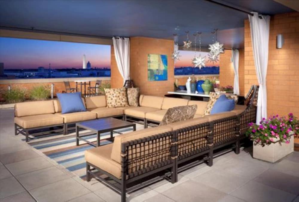 Фото Global Luxury Suites at The Convention Center