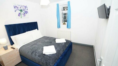 Гостиница 4Bed Spacious House Free Parking в Слау
