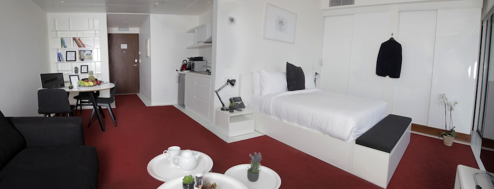 Фото 1866 Court & Suites