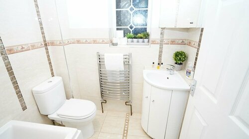 Гостиница 4Bed Spacious House Free Parking в Слау