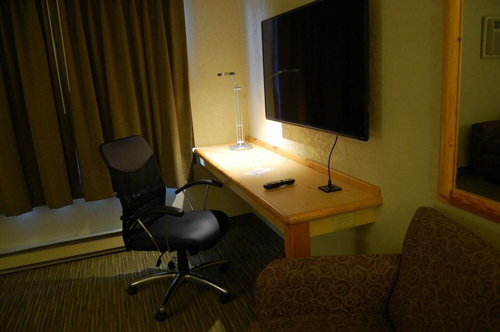 Фото Days Inn and Suites by Wyndham Downtown Missoula-University