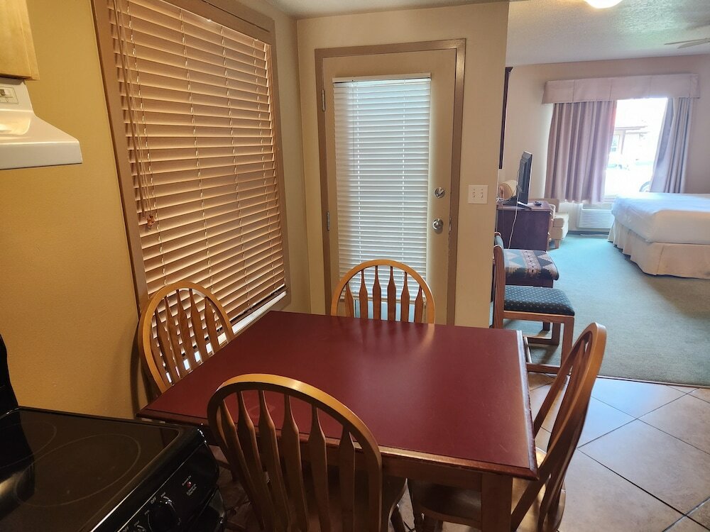 Фото Waterton Lakes Lodge Resort