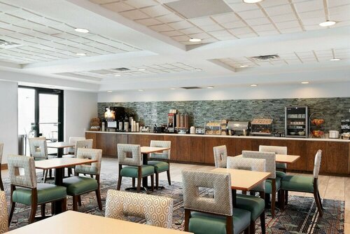 Гостиница La Quinta Inn & Suites by Wyndham Omaha Airport Downtown в Каунсил Блаффс